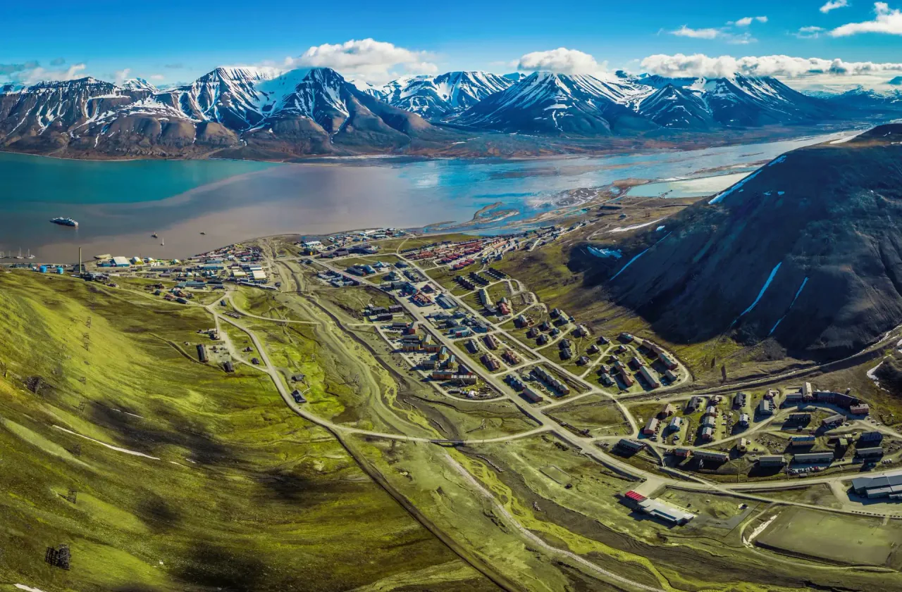 Longyearbyen et le paysage environnant du Spitzberg