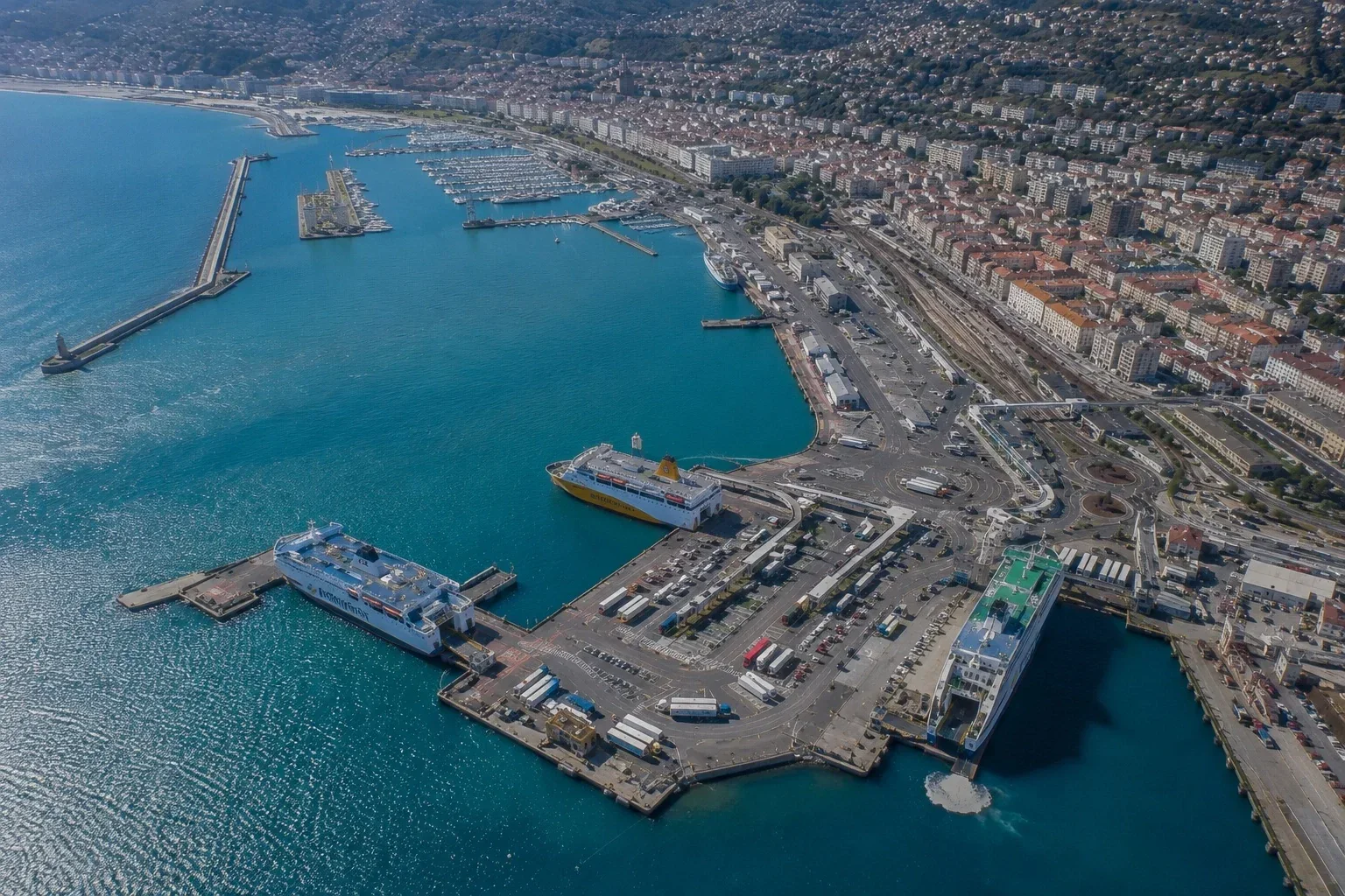 Vue aérienne du port de ferry de Nice avec les navires de Corsica Ferries au terminal