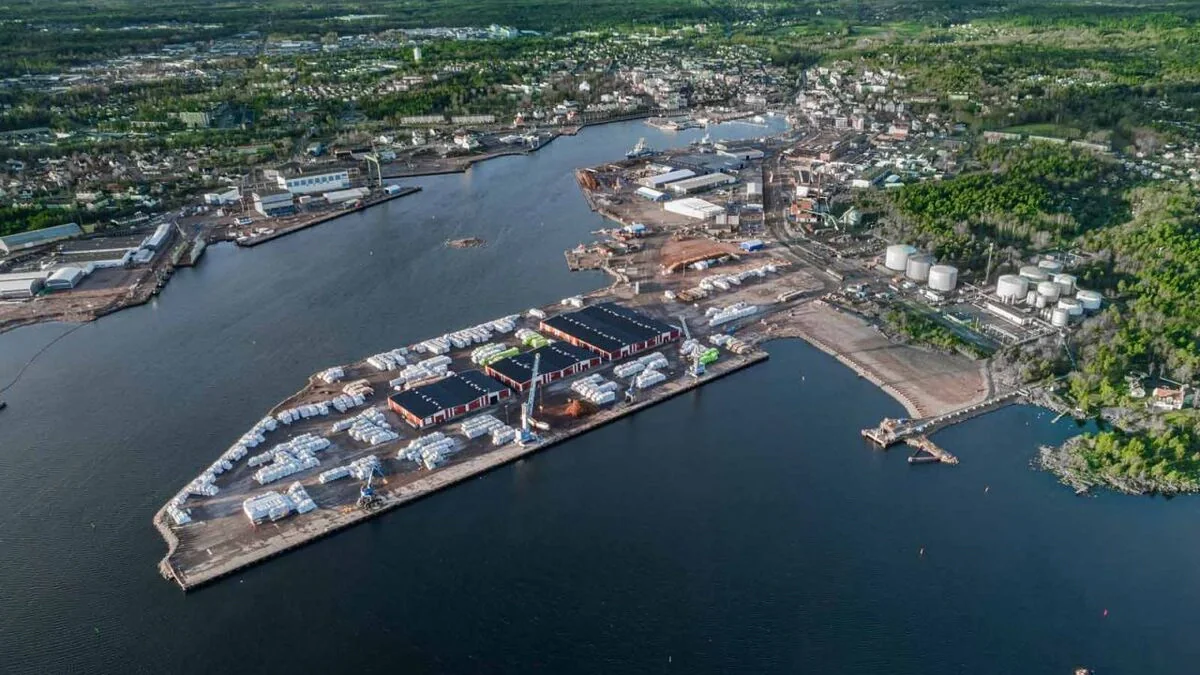 Vue aérienne du port et du port des ferries d'Oskarshamn