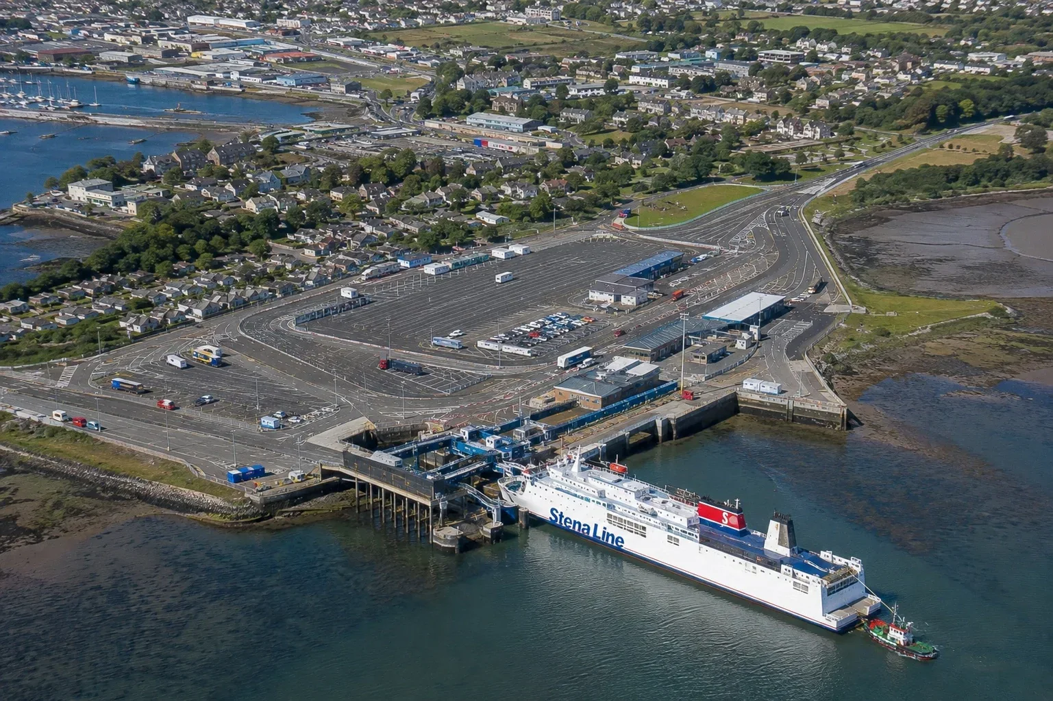 Vue aérienne du port de ferry de Pembroke Dock dans le sud-ouest du Pays de Galles