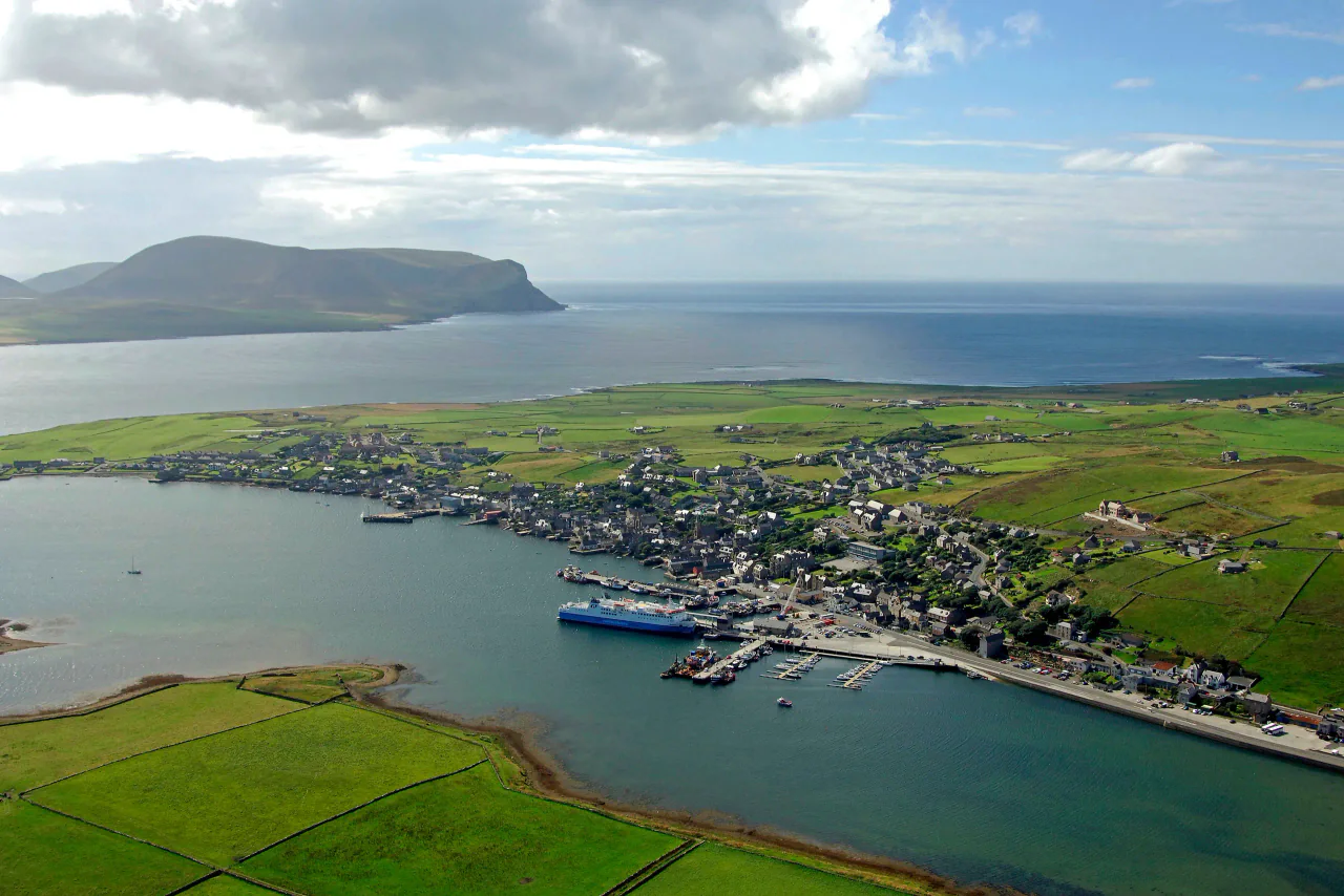 Vue aérienne du port de Stromness et du littoral des Orcades