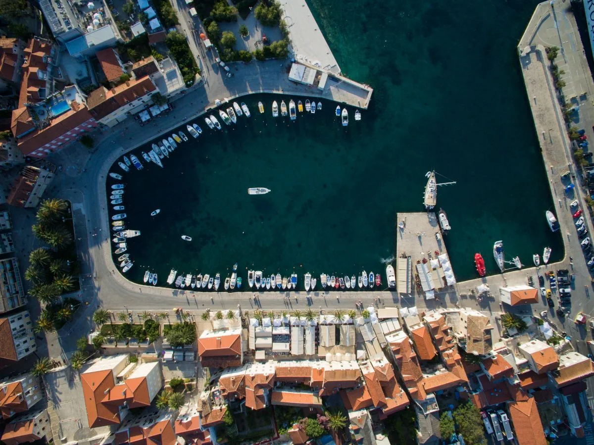 Vue aérienne du port de Supetar à Brač