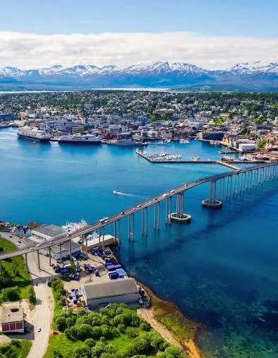 Port et pont de Tromsø dans l'Arctique norvégien