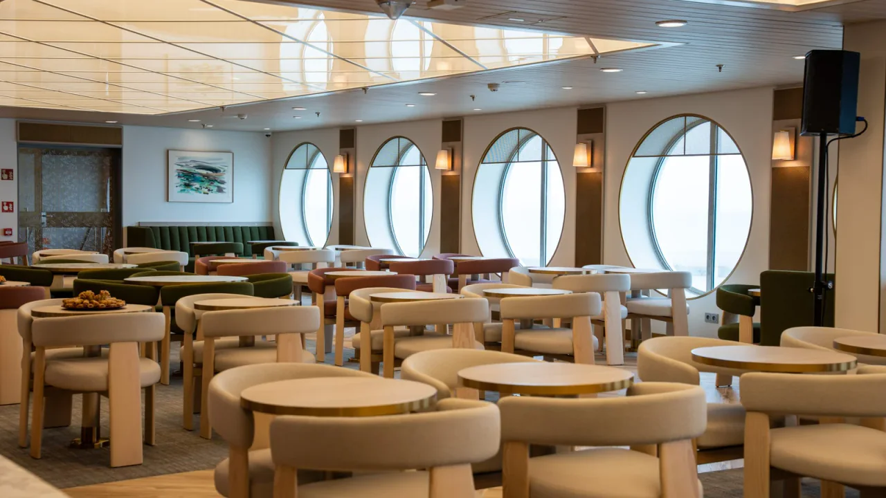 Restaurant à bord d'un navire Brittany Ferries
