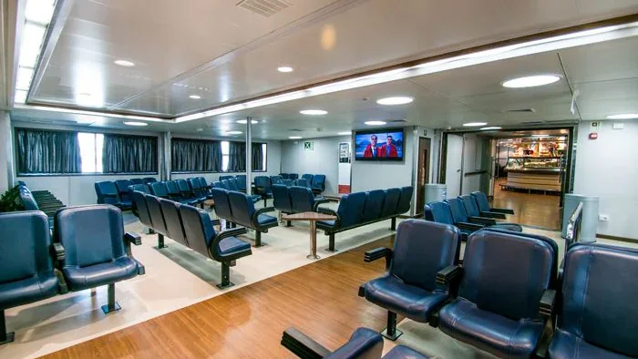 Salon intérieur des passagers à bord d'un ferry Caremar