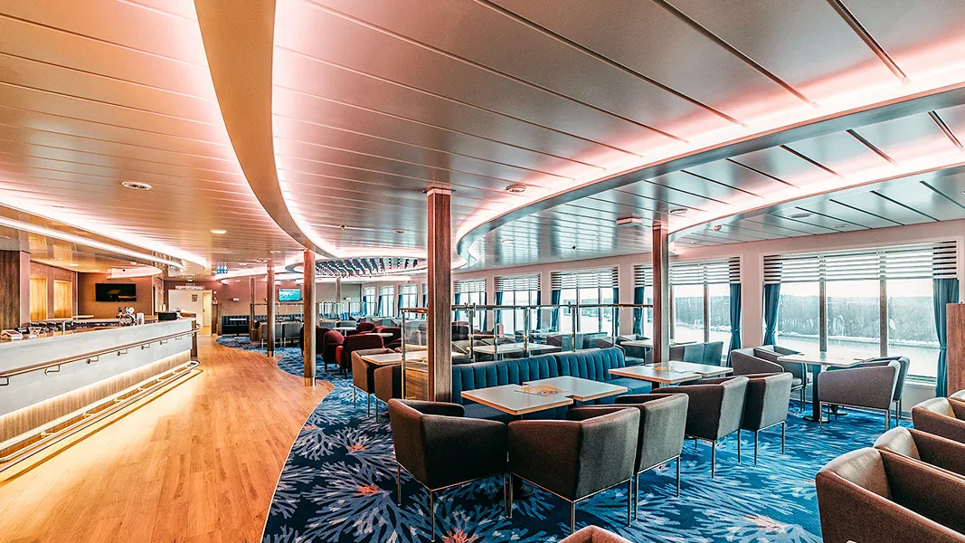 Bar et coin salon à bord d'un ferry DFDS