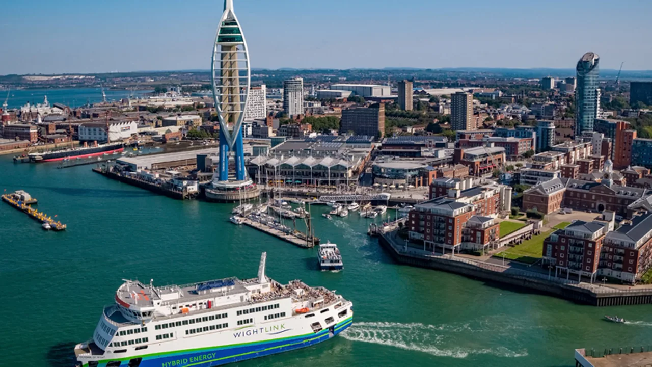 Ferry Wightlink approchant ou quittant Portsmouth Gunwharf