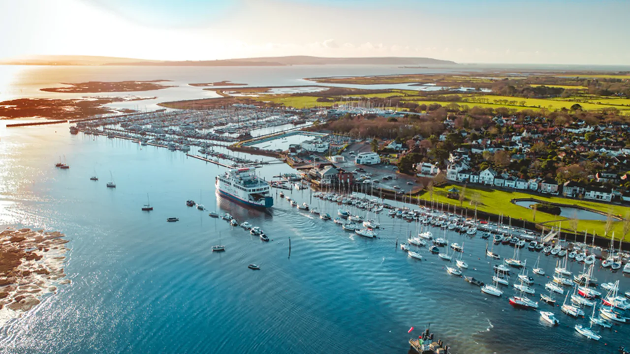 Le ferry Wightlink quitte Lymington le long de la côte de New Forest