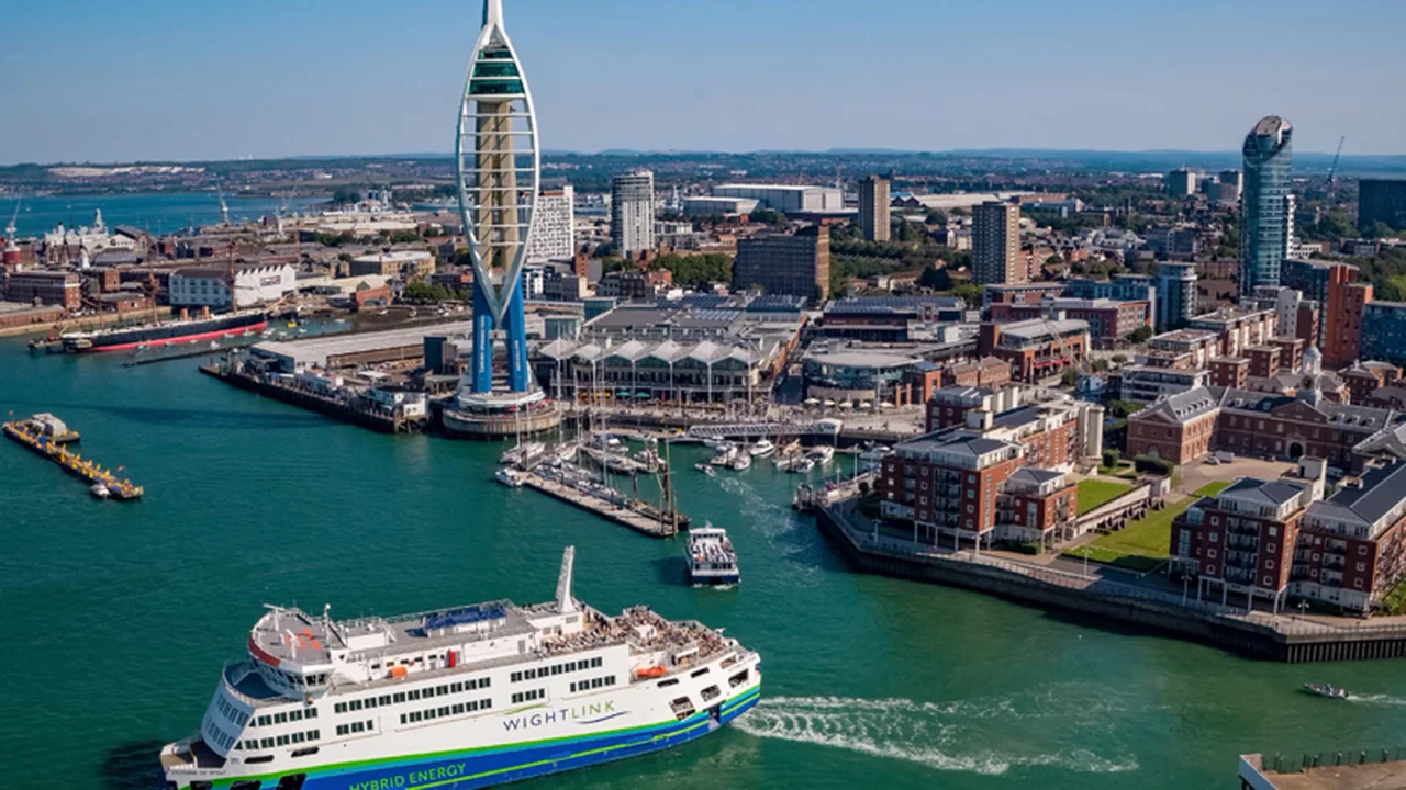 Le ferry Wightlink quitte Portsmouth avec le front de mer de la ville derrière