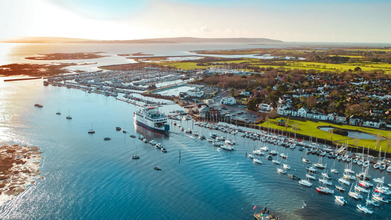 Le ferry Wightlink Wight Class quitte Lymington