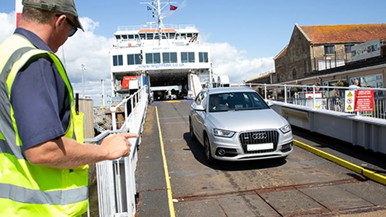 Un ferry Wightlink part du terminal