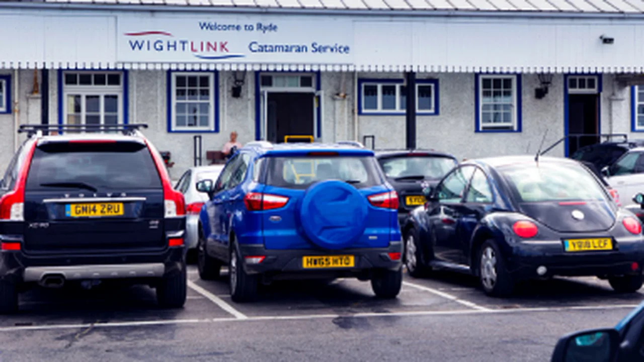Les véhicules attendent à un terminal Wightlink