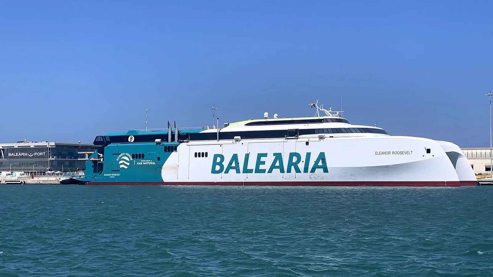 Ferry pour passagers et véhicules Baleària
