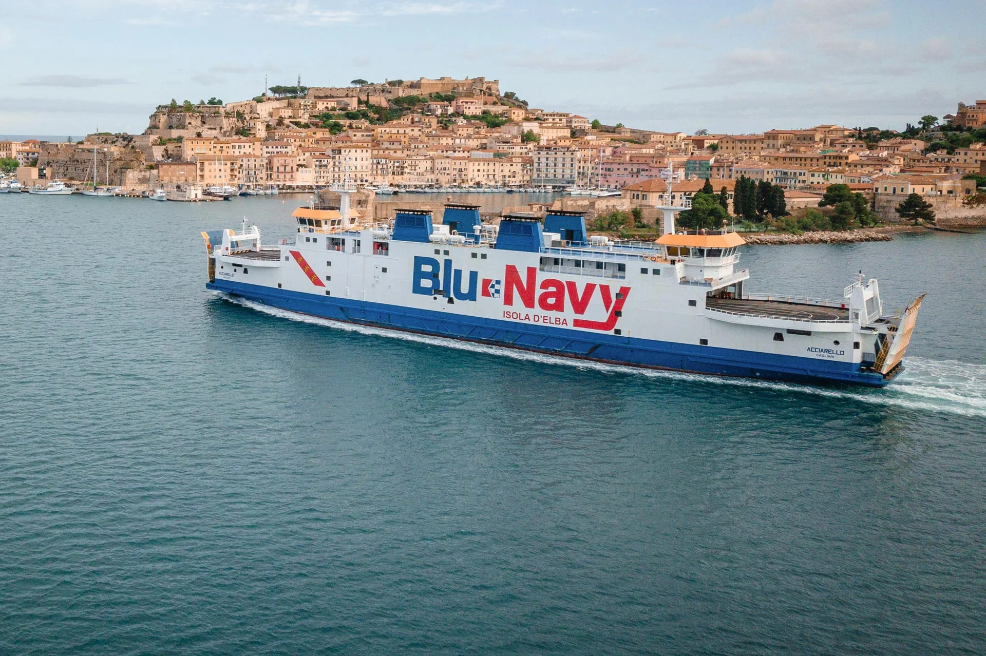 Ferry Blu Navy à Portoferraio sur l'île d'Elbe