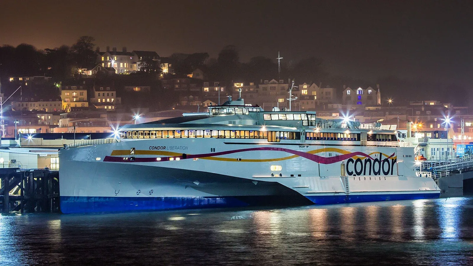 Ferry à grande vitesse pour les passagers et les véhicules exploités par Condor Ferries