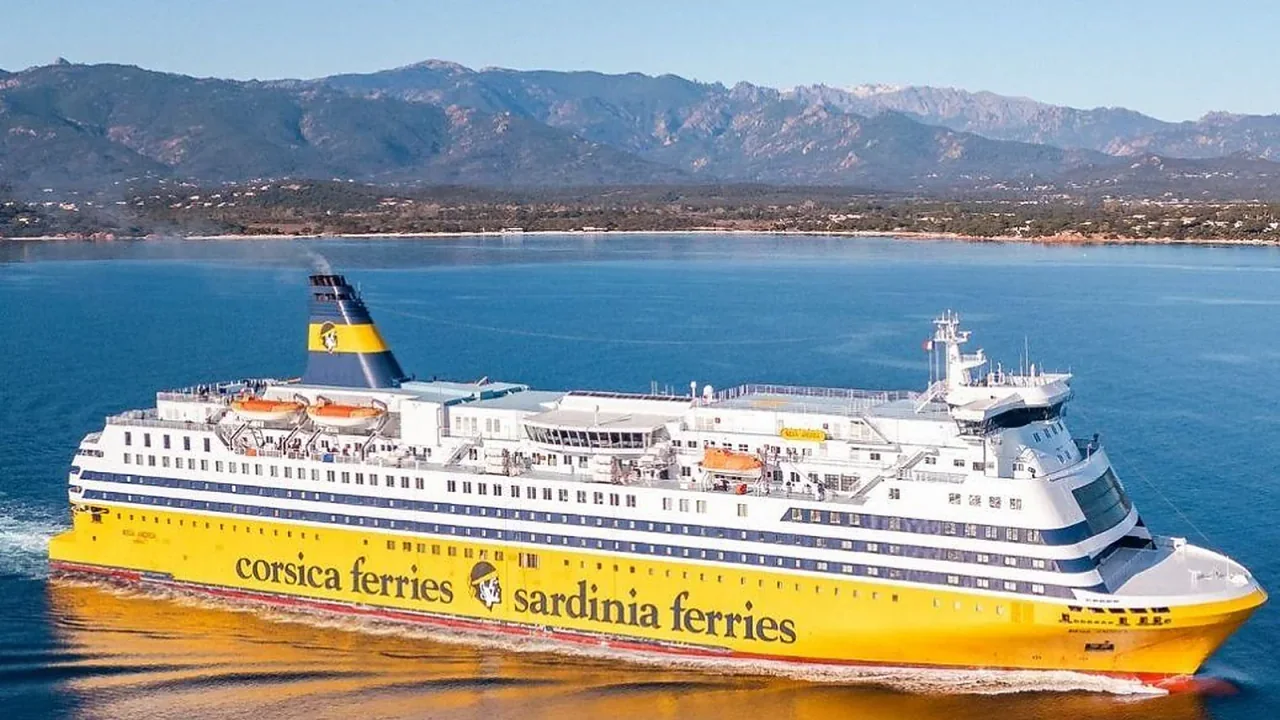 Ferry à passagers jaune Corsica Sardinia Ferries