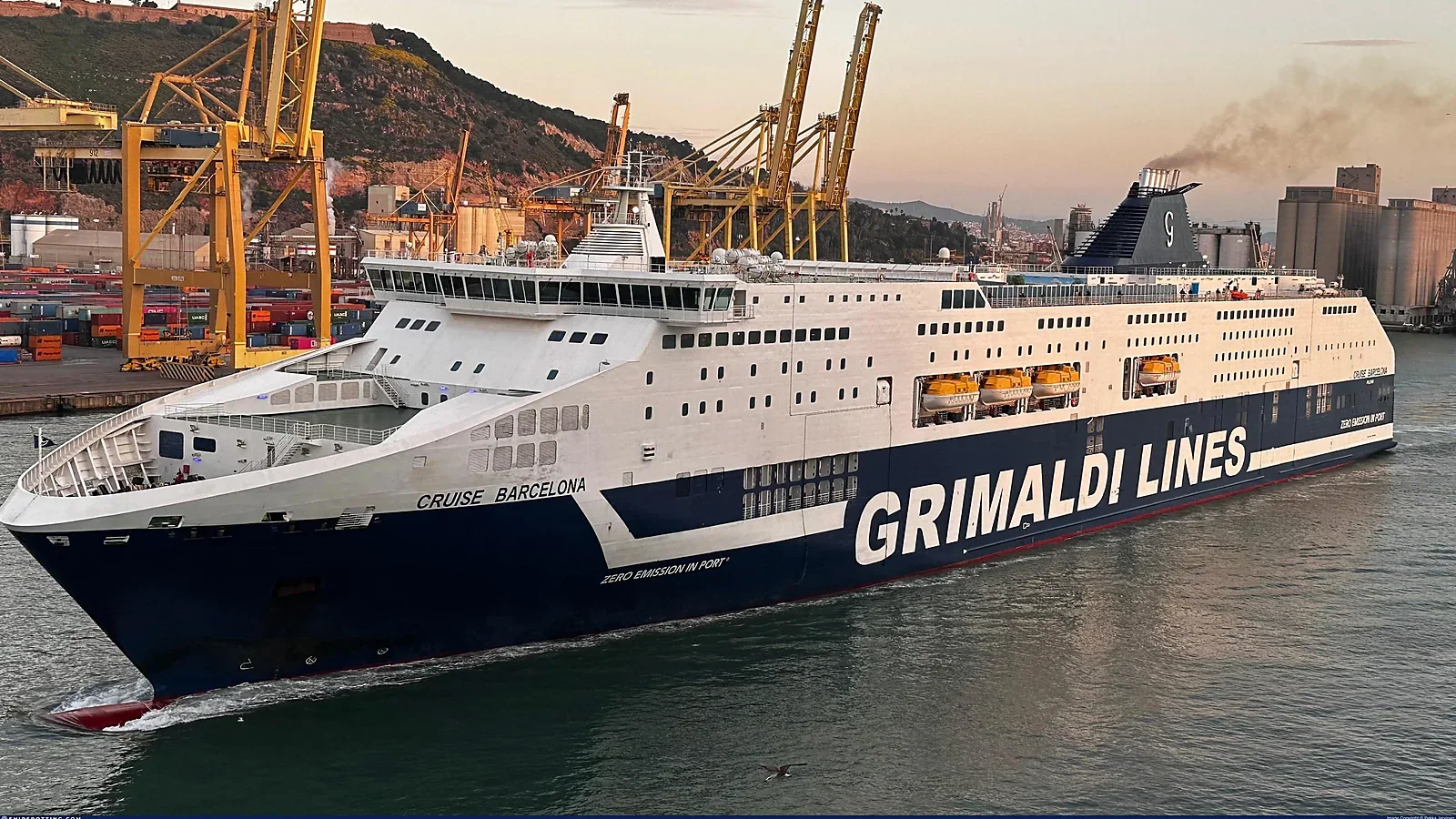 Ferry pour passagers et voitures Grimaldi Lines