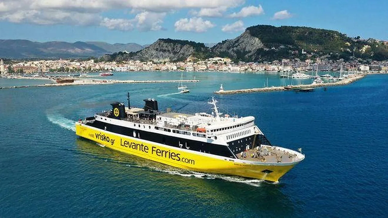 Ferry pour passagers et véhicules de Levante Ferries dans la mer Ionienne
