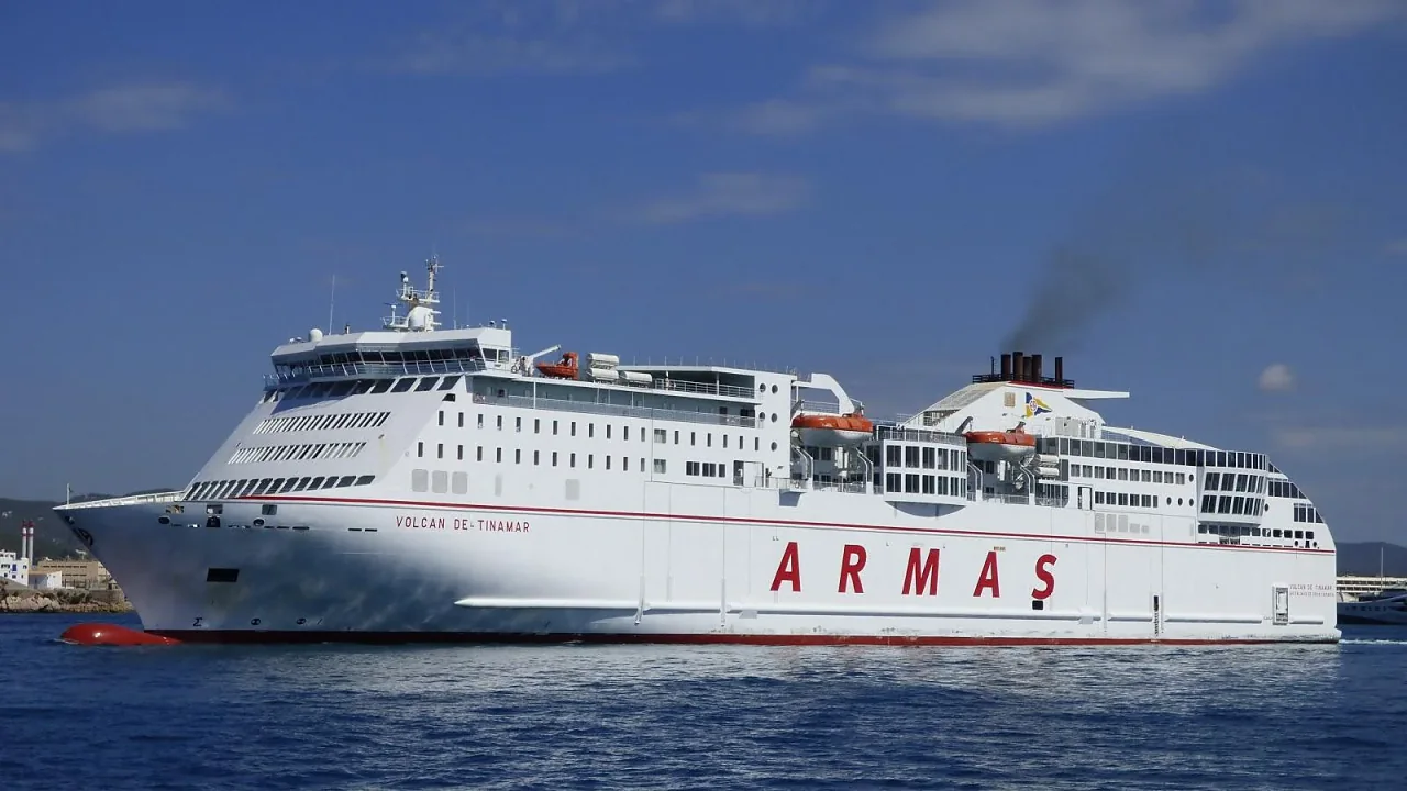 Ferry Naviera Armas en mer