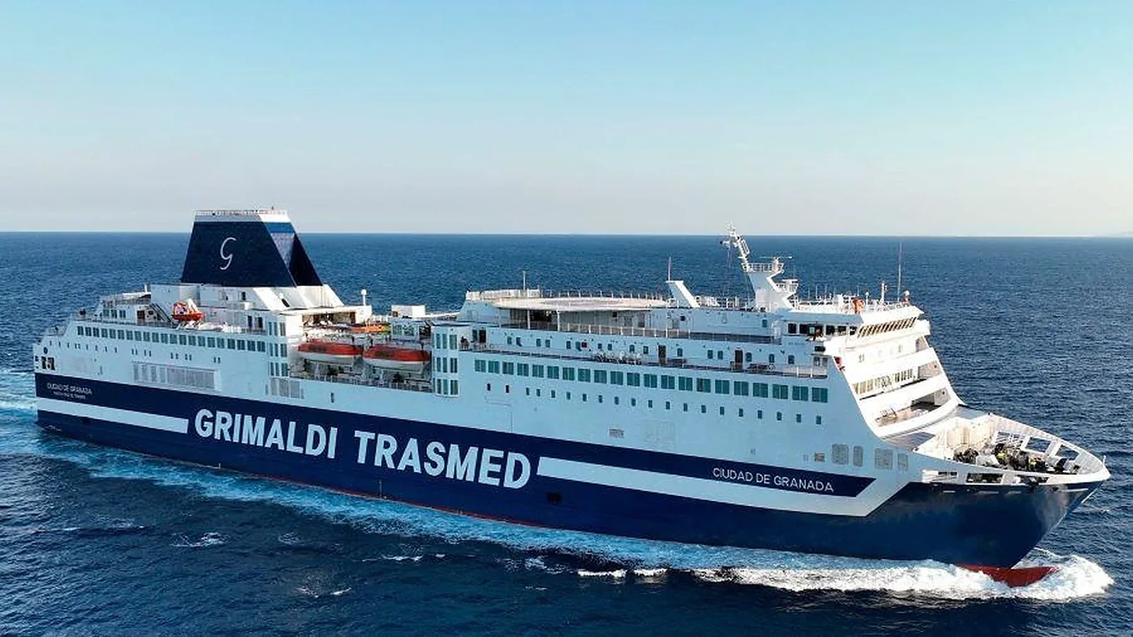 Ferry pour passagers et voitures Trasmed